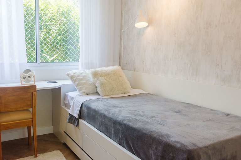 Apto. moderno em condomínio com piscina CME0107