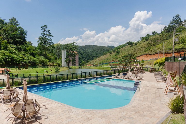 Apto. moderno em condomínio com piscina CME0107