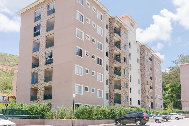 Apto. moderno em condomínio com piscina CME0107