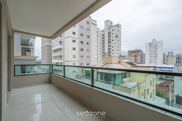 Apto c/ varanda e churrasq a 650m da Praia RGO0502