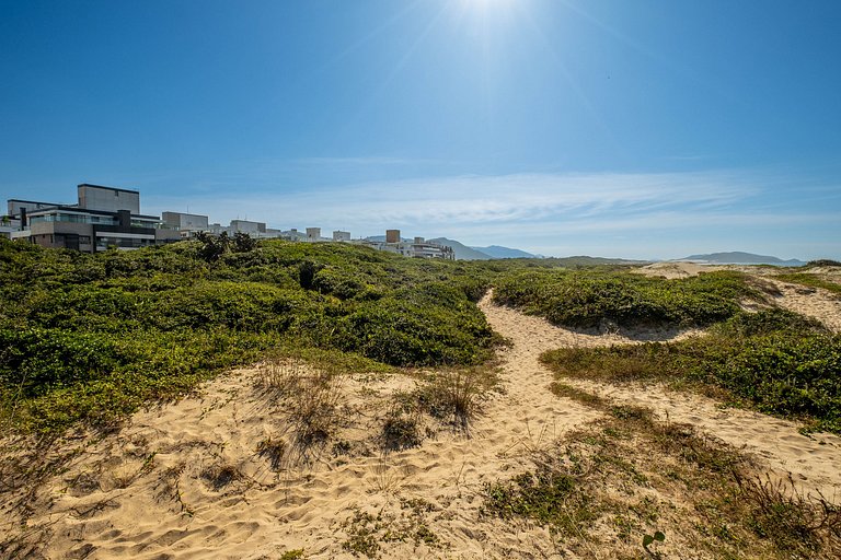 Belo studio em cond. com vista para a praia IRB203