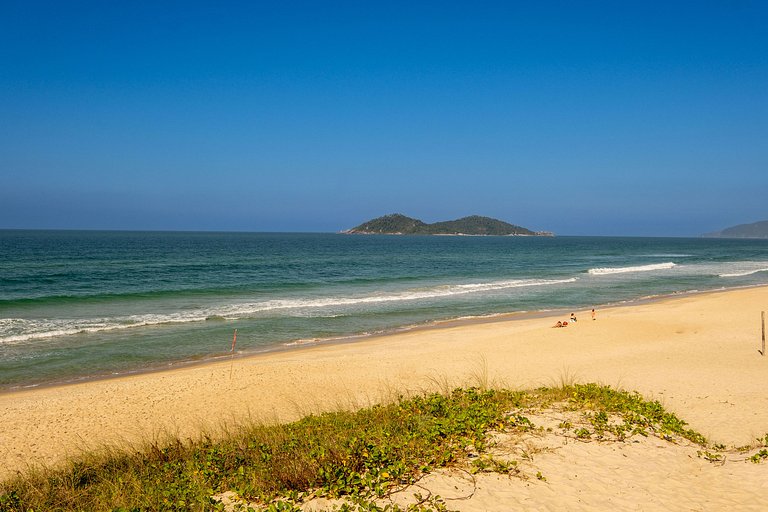 Hermoso estudio en cond. con vistas a la playa IRB203