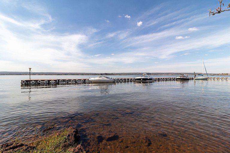 Apto em condomínio c/ piscina e churrasq/ CLR314