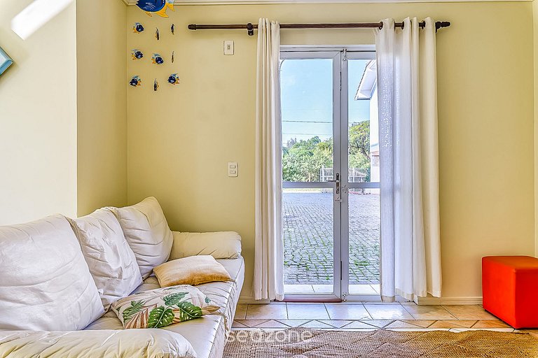 Casa em cond c piscina 150m praia Mariscal CCM004