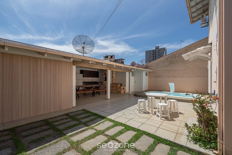 Bela casa com piscina no centro de Penha/SC BSL190