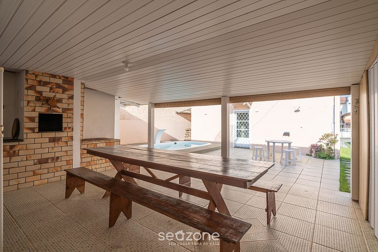 Bela casa com piscina no centro de Penha/SC BSL190