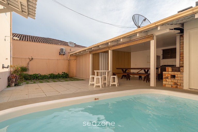 Bela casa com piscina no centro de Penha/SC BSL190