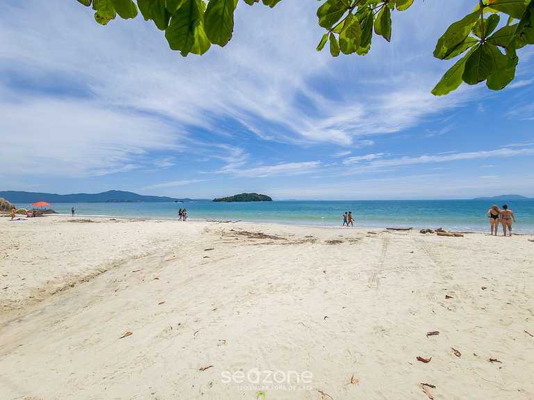Tranquilo paseo marítimo con vistas a la isla CCA201