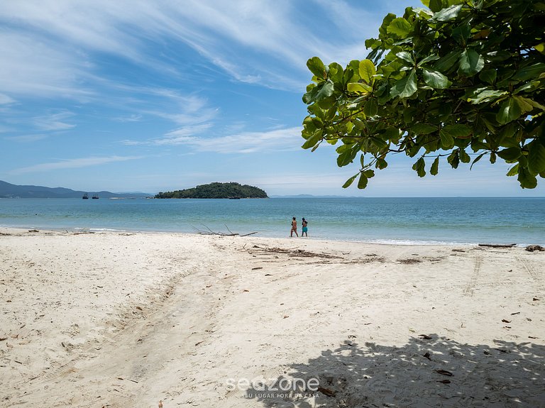 Tranquilo paseo marítimo con vistas a la isla CCA201