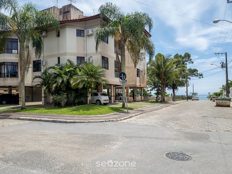 Tranquilo paseo marítimo con vistas a la isla CCA201