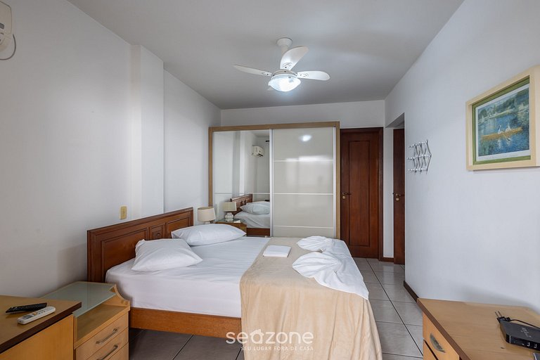 Apto c/ varanda - beira mar a Meia Praia CEO0104