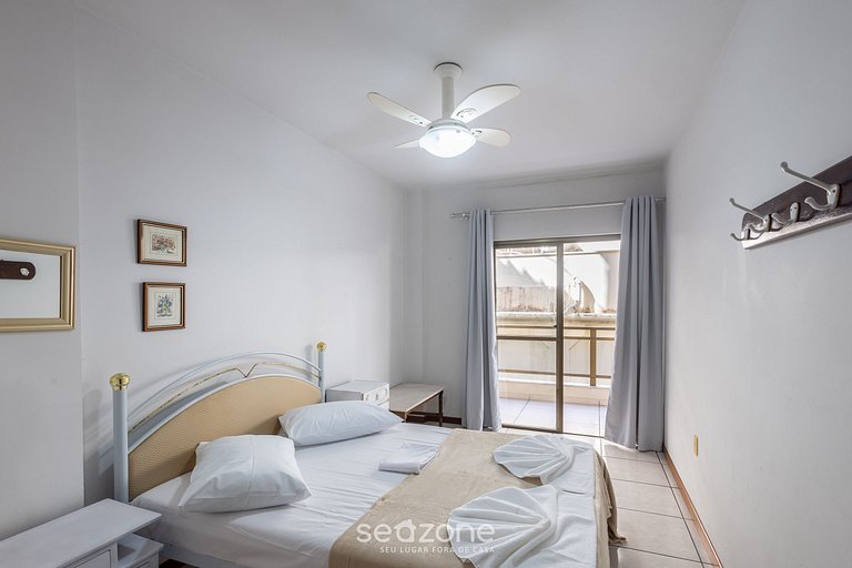 Apto c/ varanda - beira mar a Meia Praia CEO0104