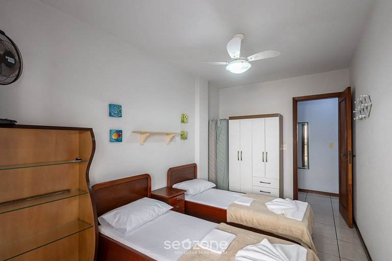 Apto c/ varanda - beira mar a Meia Praia CEO0104