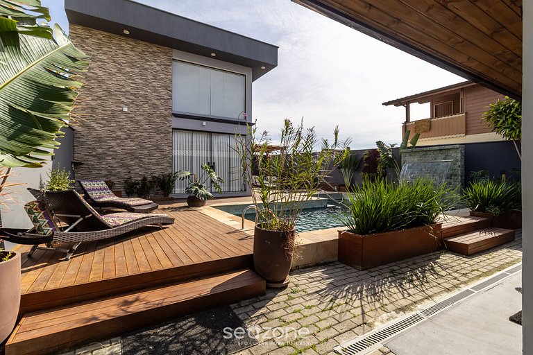 Casa com Piscina Próxima à Praia JDE792