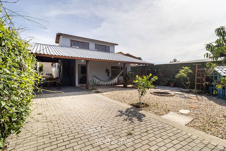 Casa com Piscina Próxima à Praia JDE792