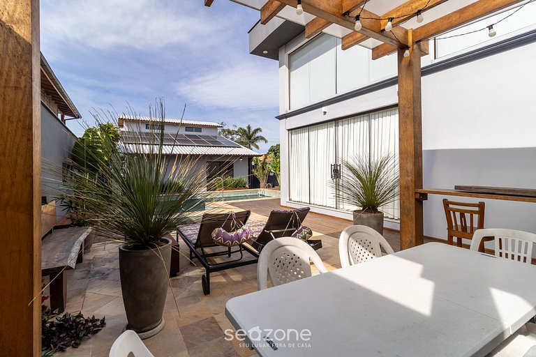 Casa com Piscina Próxima à Praia JDE792