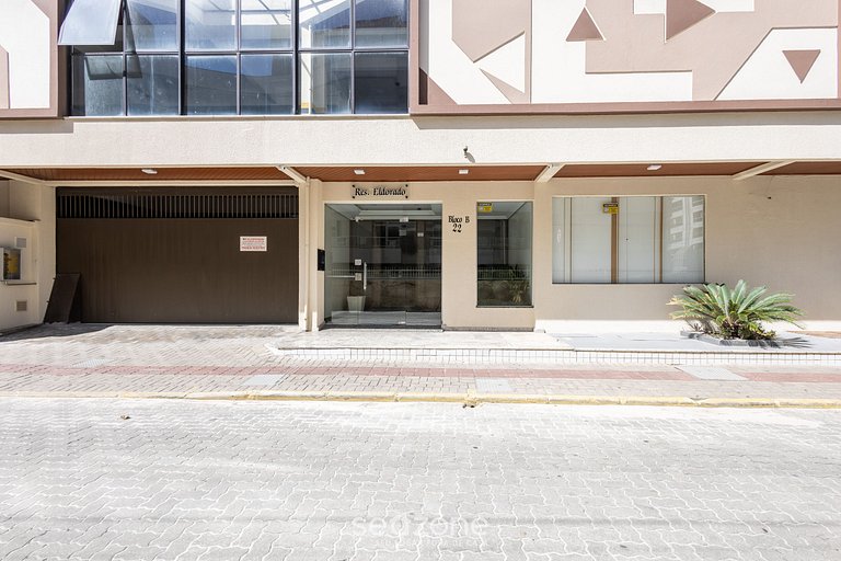 Apto c/ varanda - beira mar a Meia Praia CEO0104