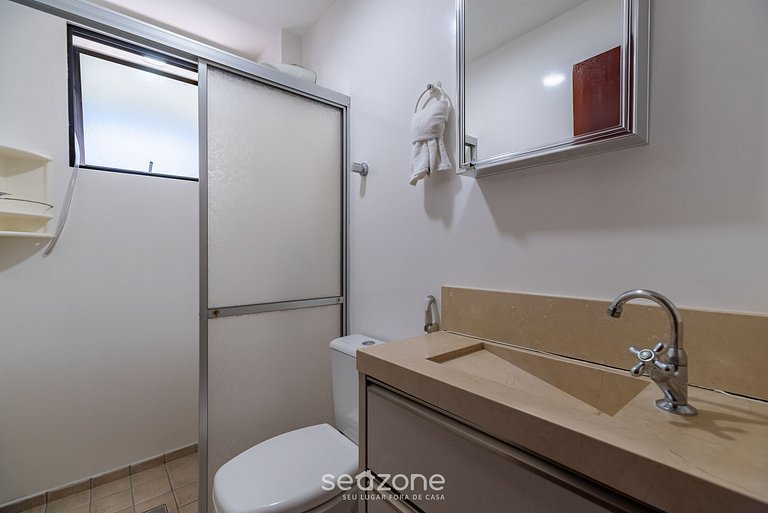 Apto c/ varanda a 150m do mar em Meia Praia RCB405