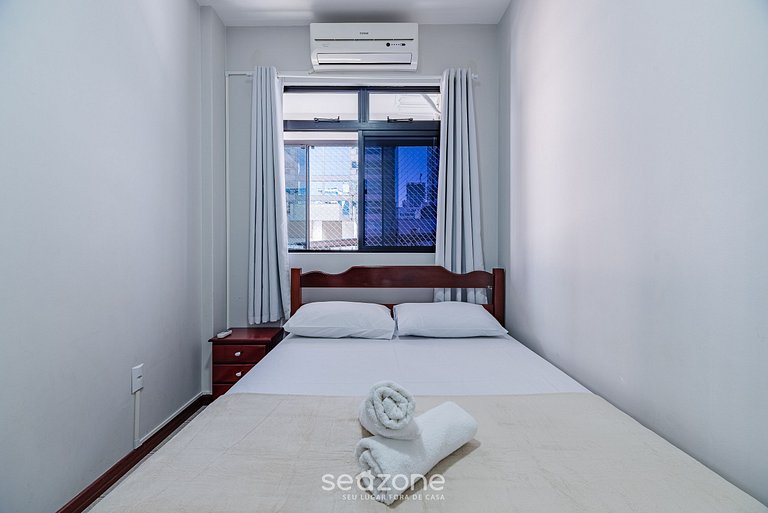 Apto c/ varanda a 150m do mar em Meia Praia RCB405