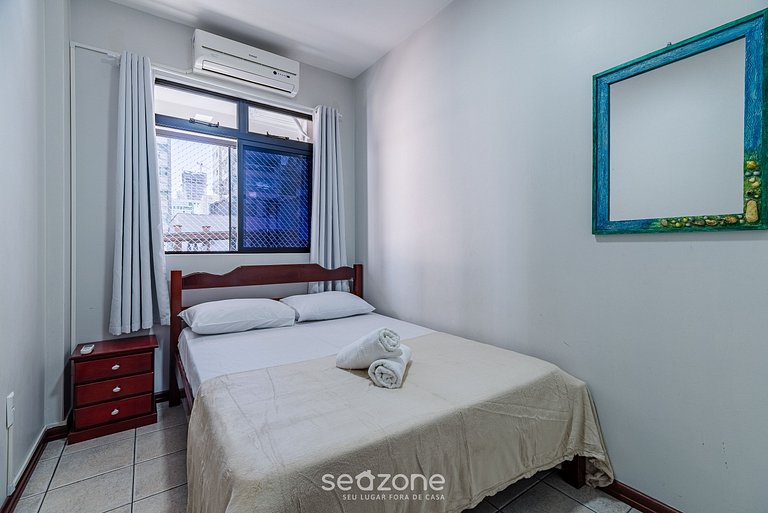 Apto c/ varanda a 150m do mar em Meia Praia RCB405