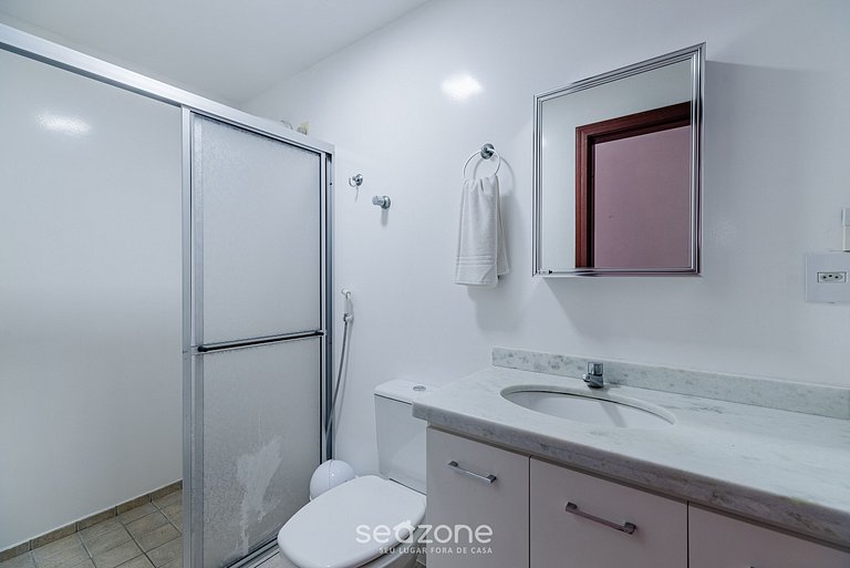 Apto c/ varanda a 150m do mar em Meia Praia RCB405