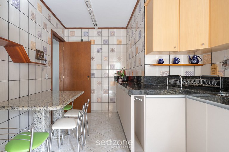 Apto em otima localização em Meia Praia EIO6031