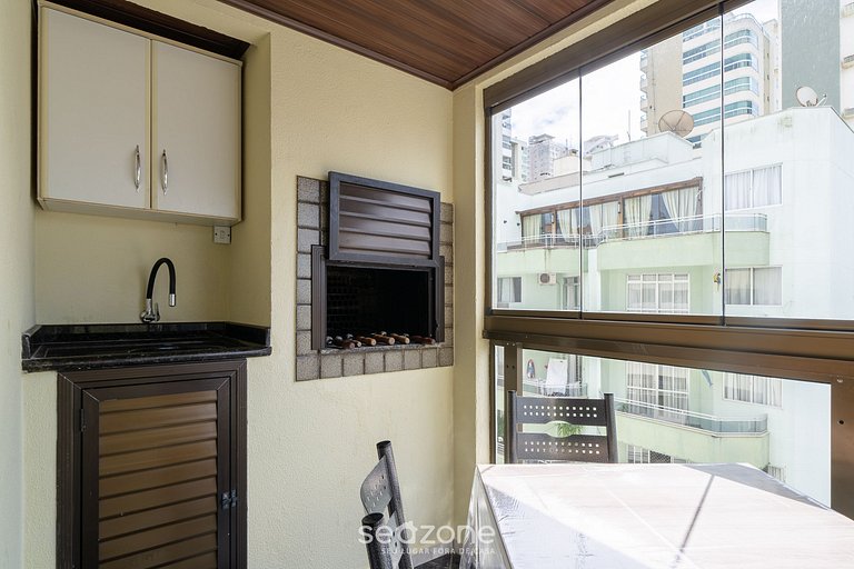 Apto em otima localização em Meia Praia EIO6031