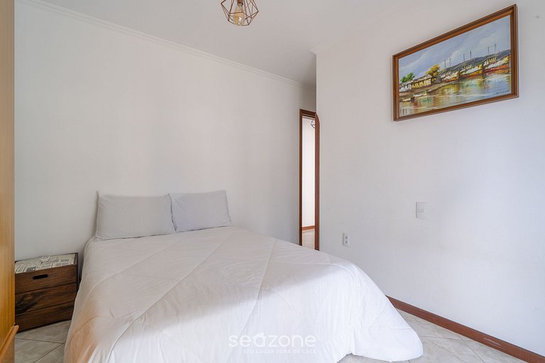 Apto em otima localização em Meia Praia EIO6031