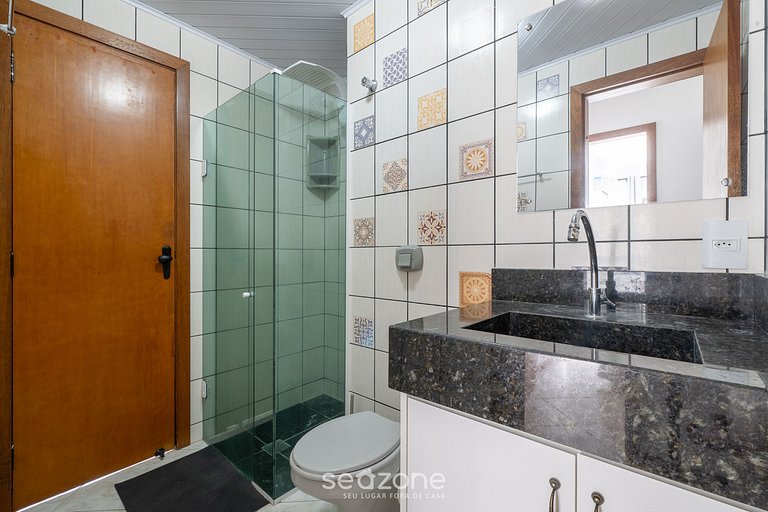 Apto em otima localização em Meia Praia EIO6031