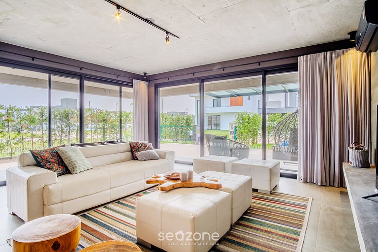 Casa moderna con piscina junto a Surfland ROI009