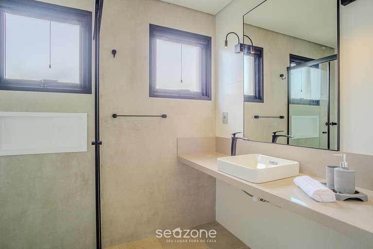 Casa moderna con piscina junto a Surfland ROI009