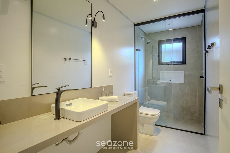 Casa moderna con piscina junto a Surfland ROI009