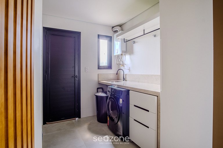 Casa moderna c/ piscina ao lado do Surfland ROI009