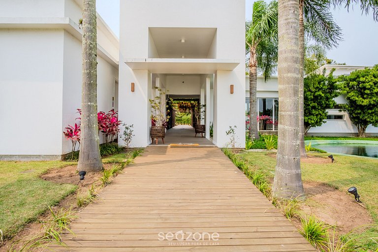 Casa moderna c/ piscina ao lado do Surfland ROI009