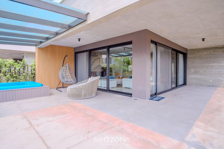 Casa moderna con piscina junto a Surfland ROI009