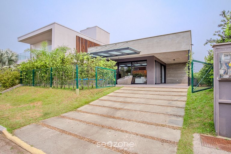 Casa moderna c/ piscina ao lado do Surfland ROI009