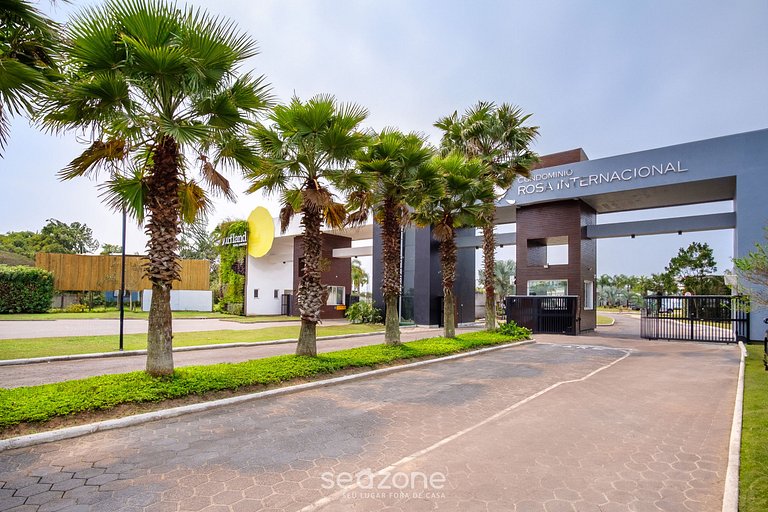 Casa moderna c/ piscina ao lado do Surfland ROI009