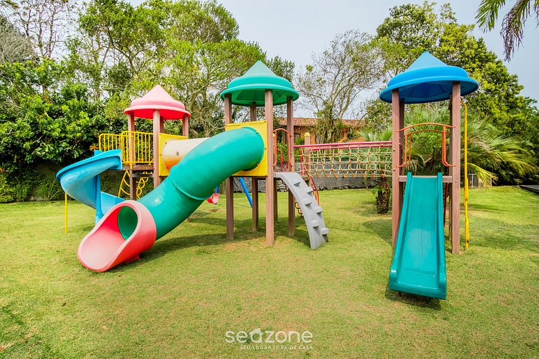 Casa moderna c/ piscina ao lado do Surfland ROI009