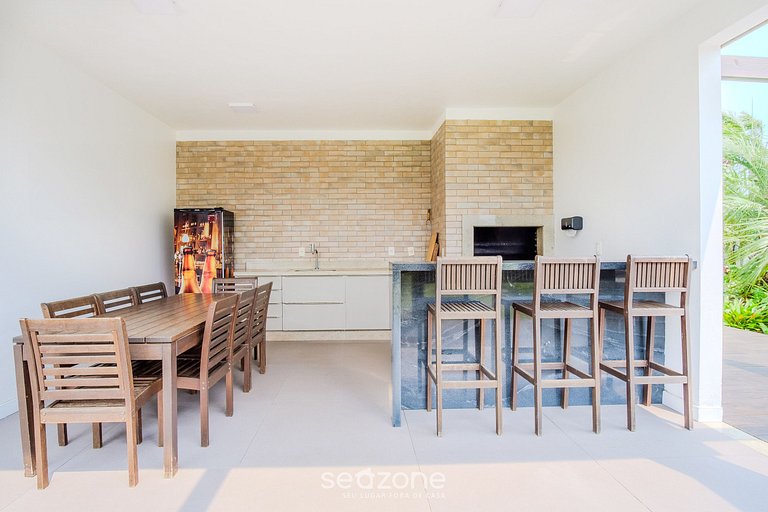 Casa moderna c/ piscina ao lado do Surfland ROI009