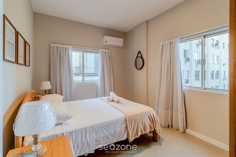 Apt 70m from sea close to everything in BC POL406