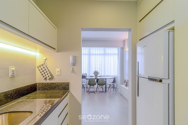 Apt 70m from sea close to everything in BC POL406