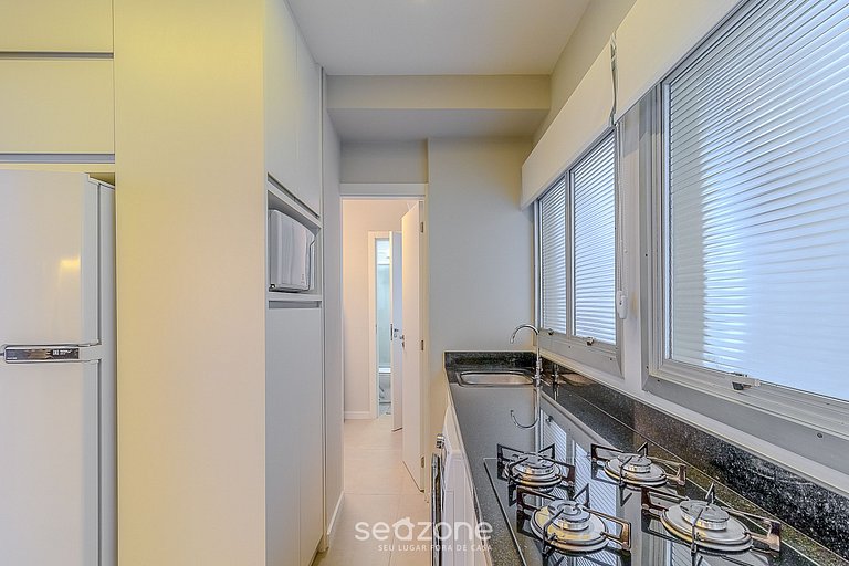 Apt 70m from sea close to everything in BC POL406