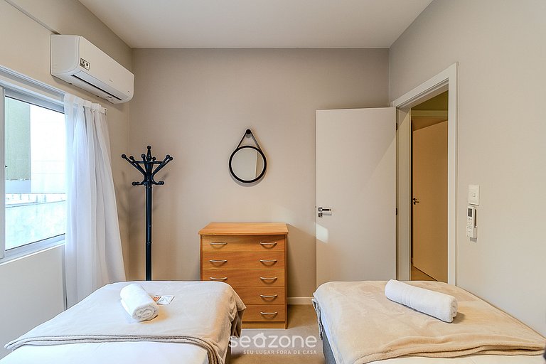 Apt 70m from sea close to everything in BC POL406