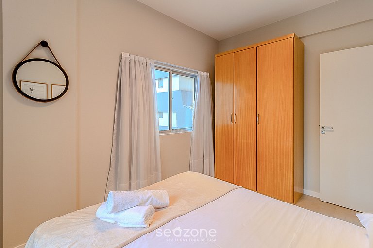 Apt 70m from sea close to everything in BC POL406