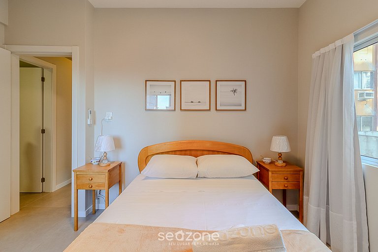 Apt 70m from sea close to everything in BC POL406