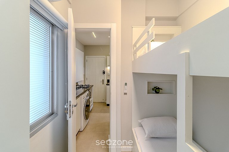 Apt 70m from sea close to everything in BC POL406