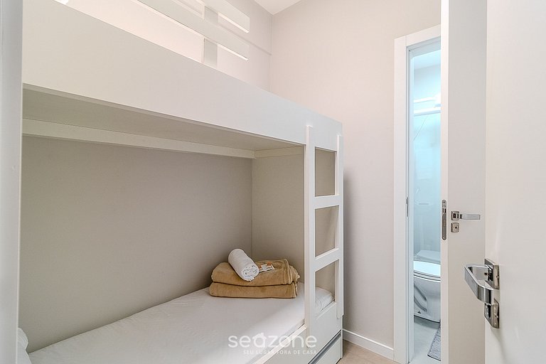 Apt 70m from sea close to everything in BC POL406