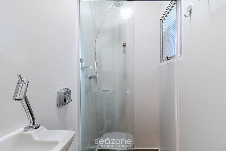 Apt 70m from sea close to everything in BC POL406