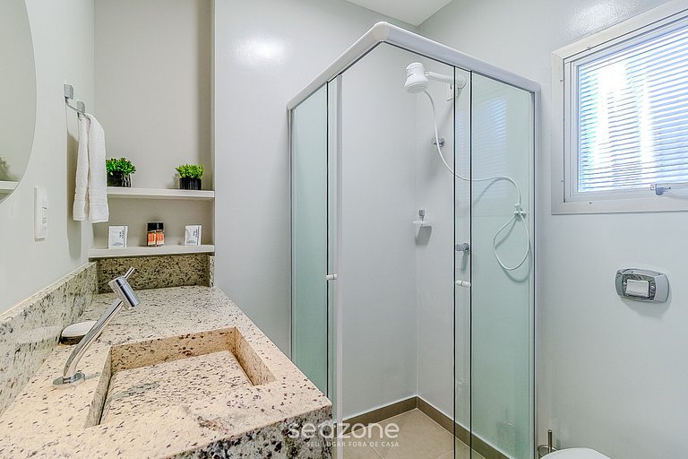 Apt 70m from sea close to everything in BC POL406