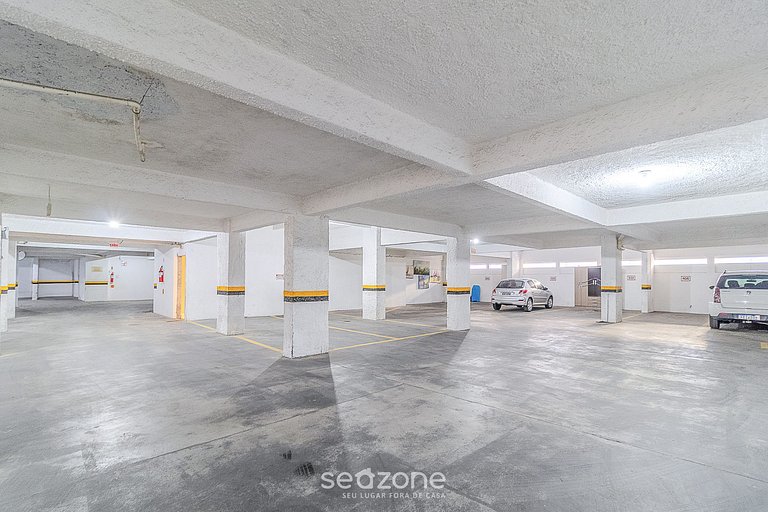 Apt 70m from sea close to everything in BC POL406